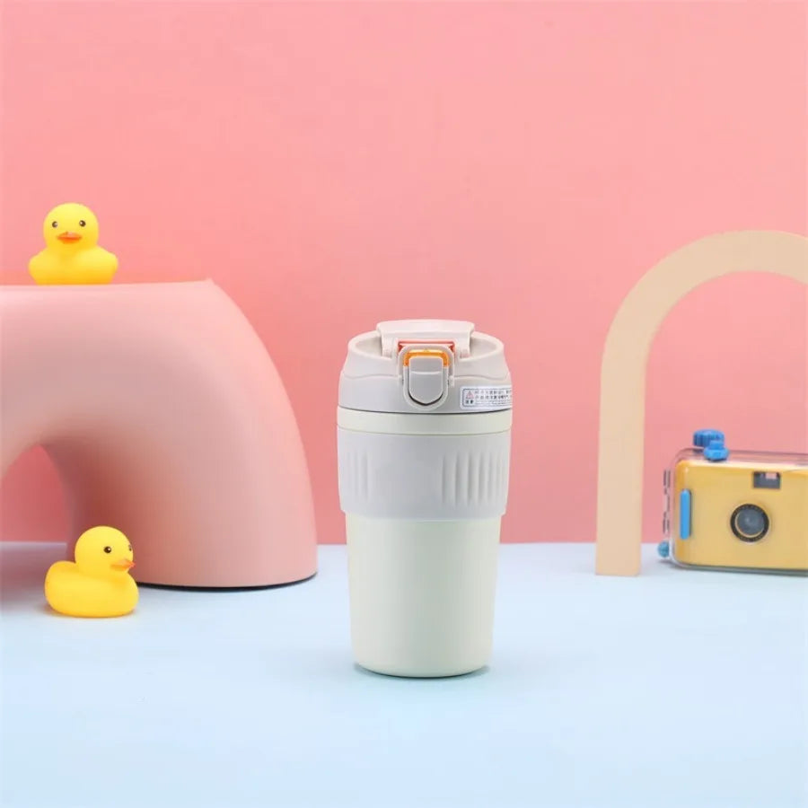 पुरुष र महिलाका लागि पोर्टेबल स्न्याप-अन ढक्कन भएको डबल-वाल भ्याकुम स्ट्र इन्सुलेटेड पानीको बोतल, बाहिरी प्रयोगको लागि उपयुक्त।